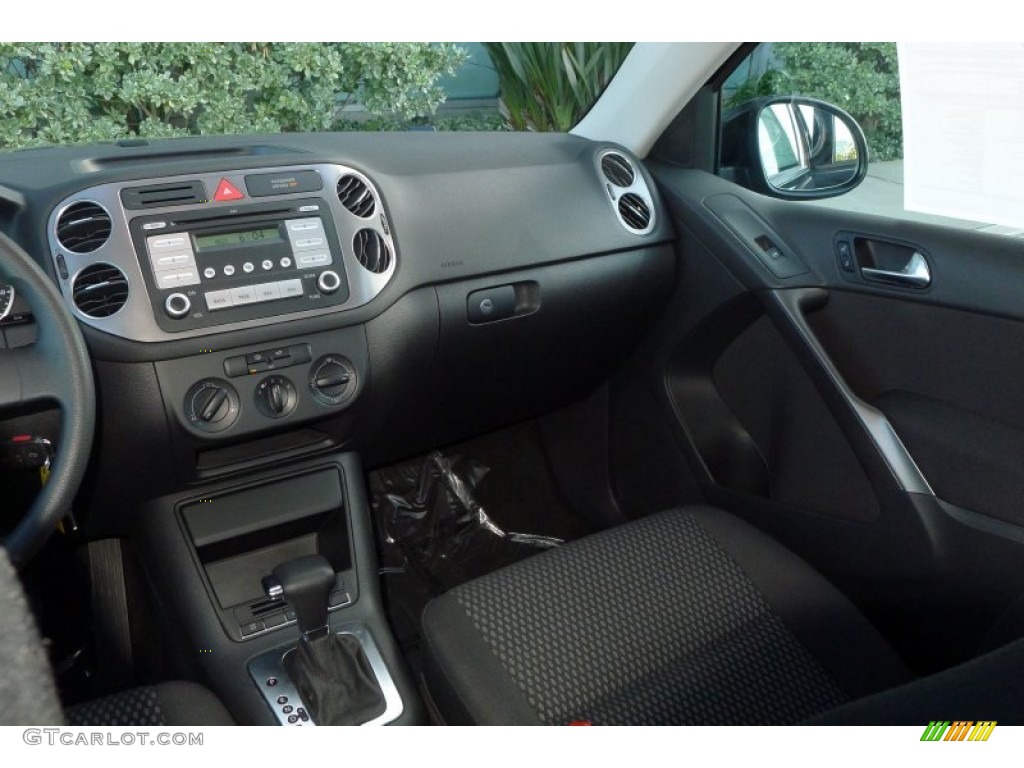 2009 Volkswagen Tiguan S Dashboard Photos