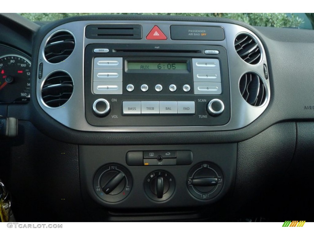 2009 Volkswagen Tiguan S Controls Photo #73398161