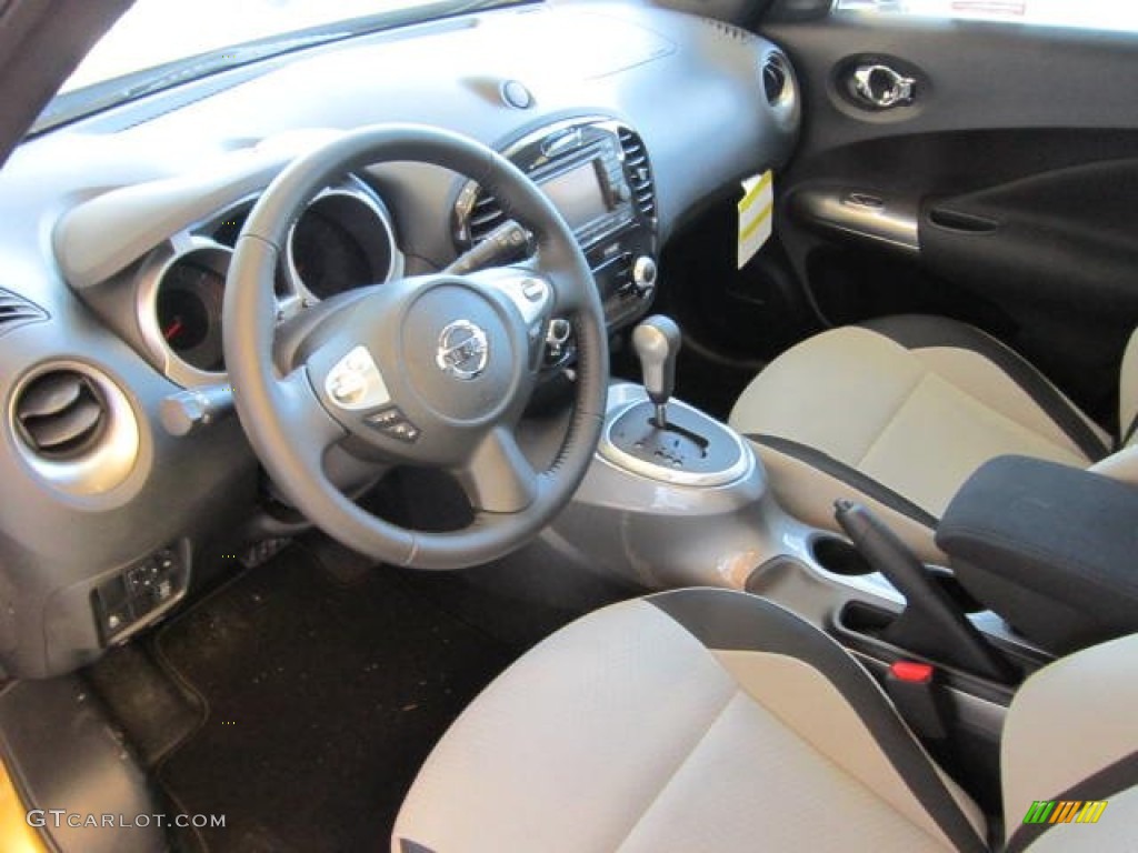 Gray/Silver Trim Interior 2013 Nissan Juke SV AWD Photo #73411823