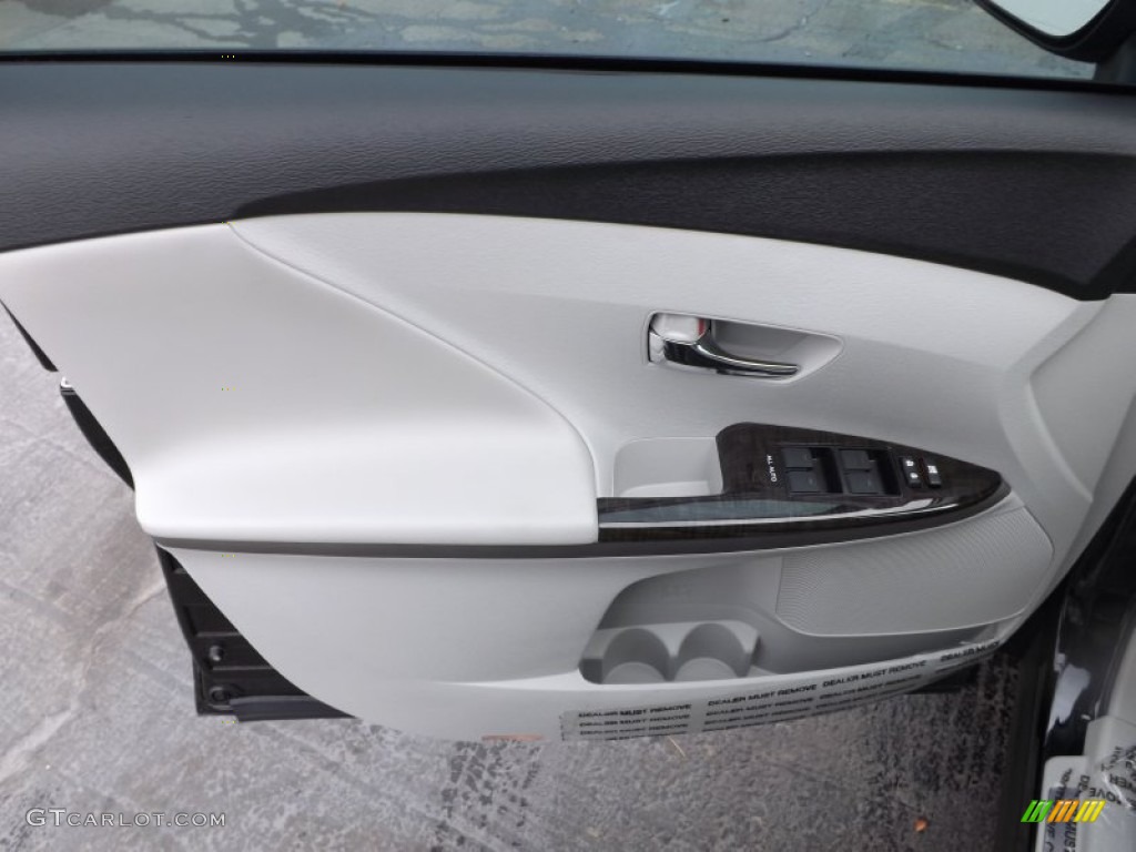 2013 Toyota Venza LE Light Gray Door Panel Photo #73426535