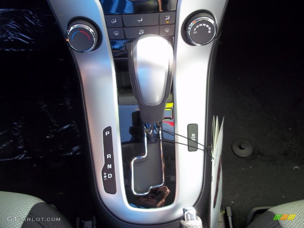 2013 Cruze LS - Summit White / Jet Black/Medium Titanium photo #12