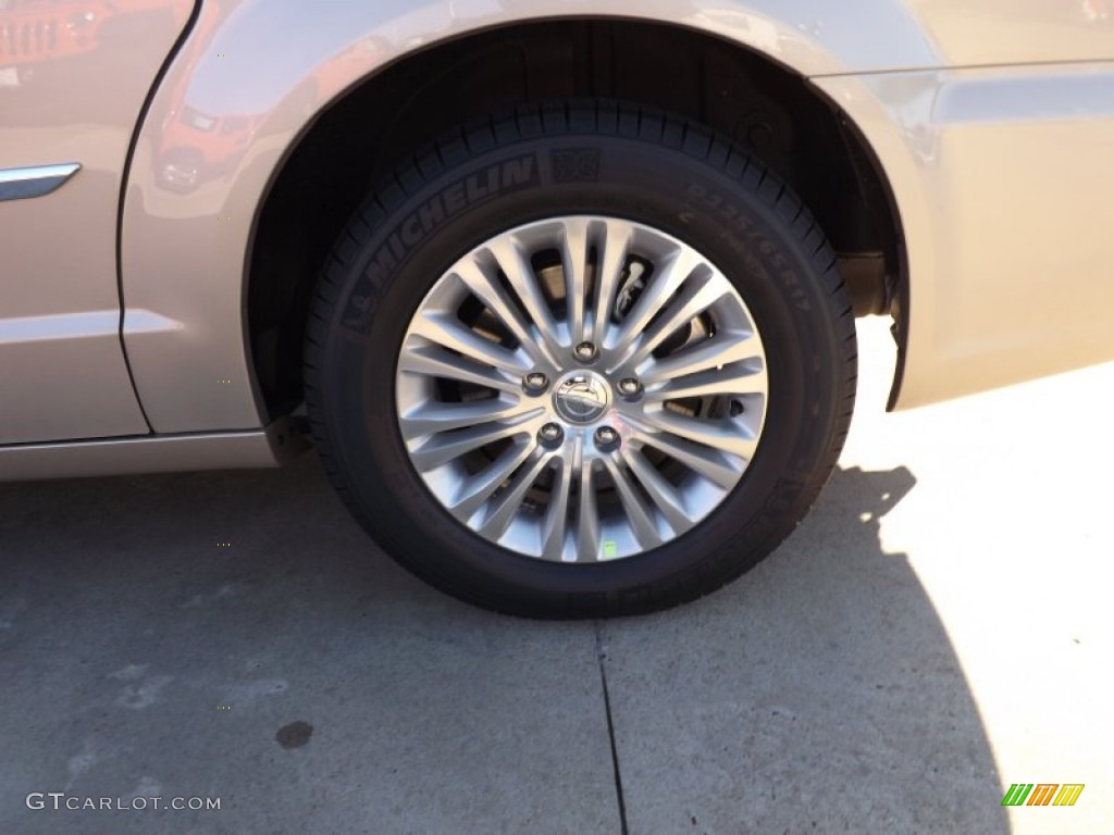 2013 Chrysler Town & Country Limited Wheel Photos