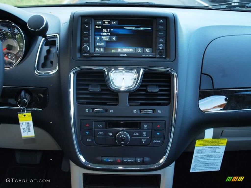 2013 Town & Country Touring - Brilliant Black Crystal Pearl / Black/Light Graystone photo #7