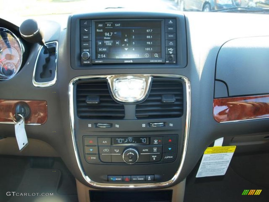 2013 Town & Country Touring - Brilliant Black Crystal Pearl / Dark Frost Beige/Medium Frost Beige photo #7