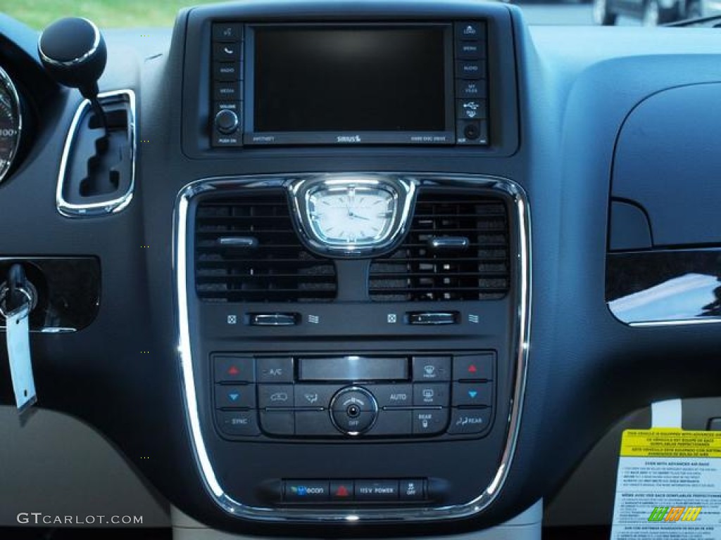 2013 Town & Country Touring - Crystal Blue Pearl / Black/Light Graystone photo #7
