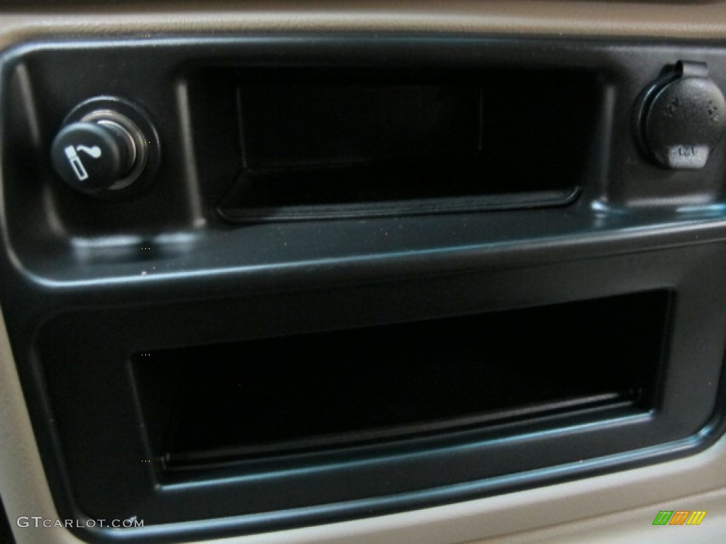 2003 Suburban 1500 LT 4x4 - Light Pewter Metallic / Tan/Neutral photo #30