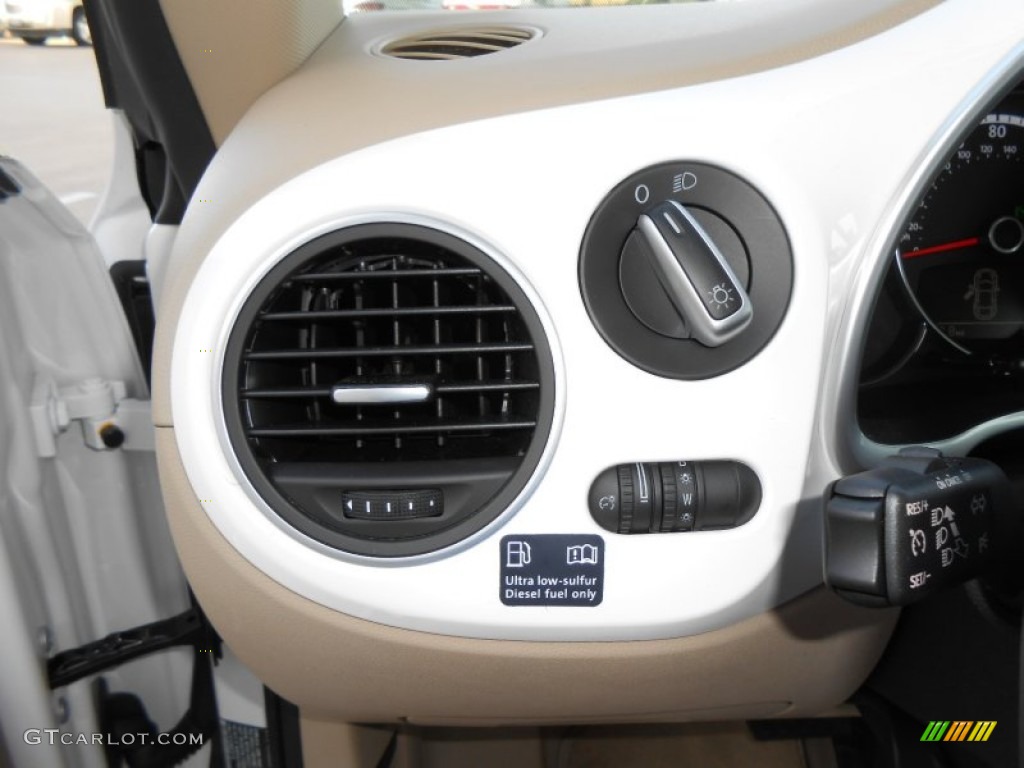 2013 Volkswagen Beetle TDI Controls Photo #73520379