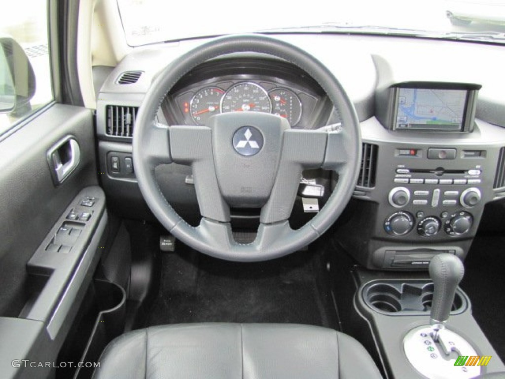 2011 Mitsubishi Endeavor SE Dashboard Photos