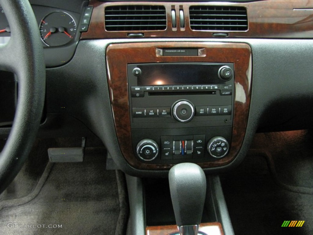 2009 Chevrolet Impala LT Controls Photo #73549466