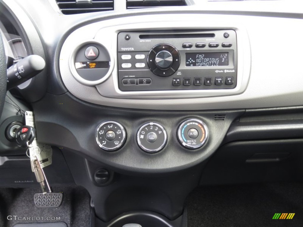 2013 Toyota Yaris LE 3 Door Controls Photo #73554035