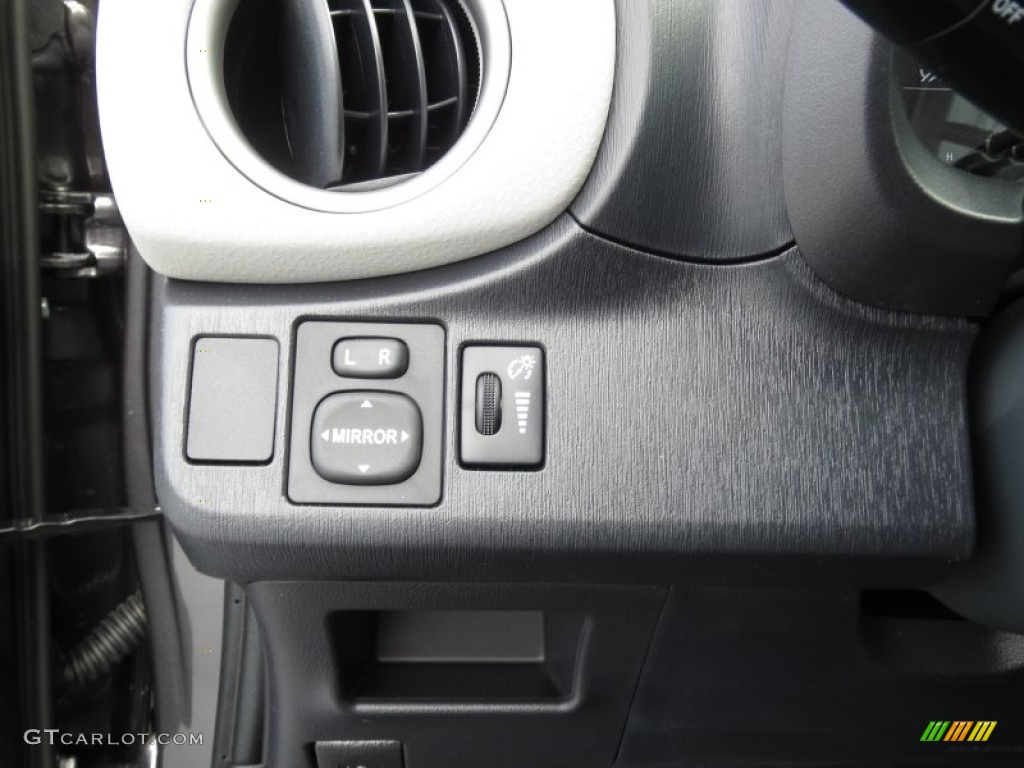 2013 Toyota Yaris LE 3 Door Controls Photo #73554146