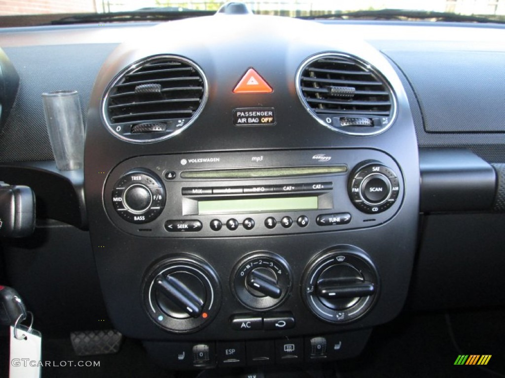 2006 Volkswagen New Beetle 2.5 Convertible Audio System Photo #73555580