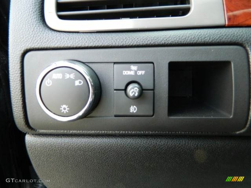 2010 Chevrolet Avalanche LT Controls Photo #73572644