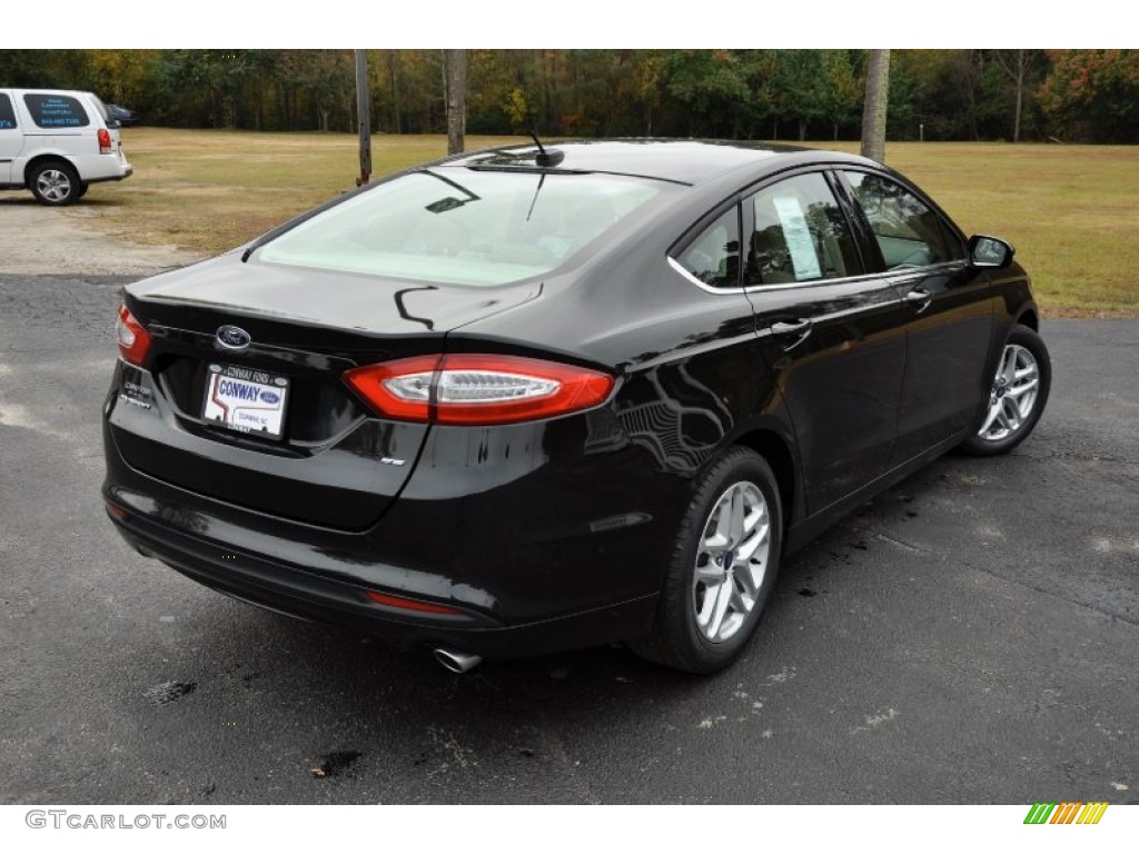 2013 Fusion SE - Tuxedo Black Metallic / Dune photo #5