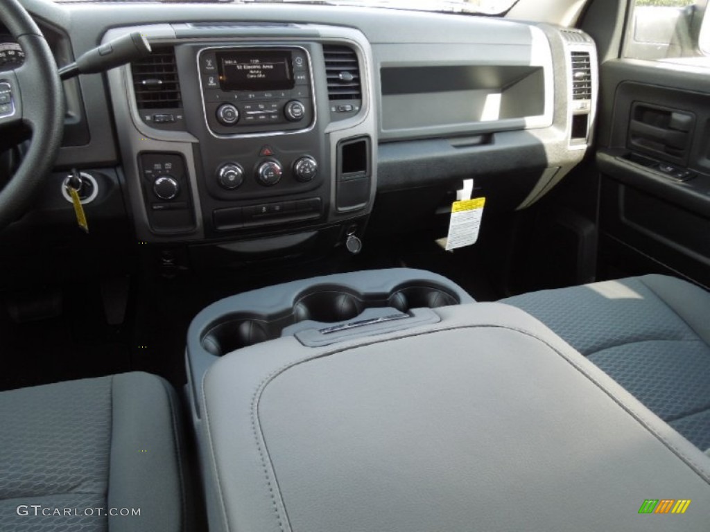 2013 Ram 1500 Express Crew Cab 4x4 Black/Diesel Gray Dashboard Photo #73577792