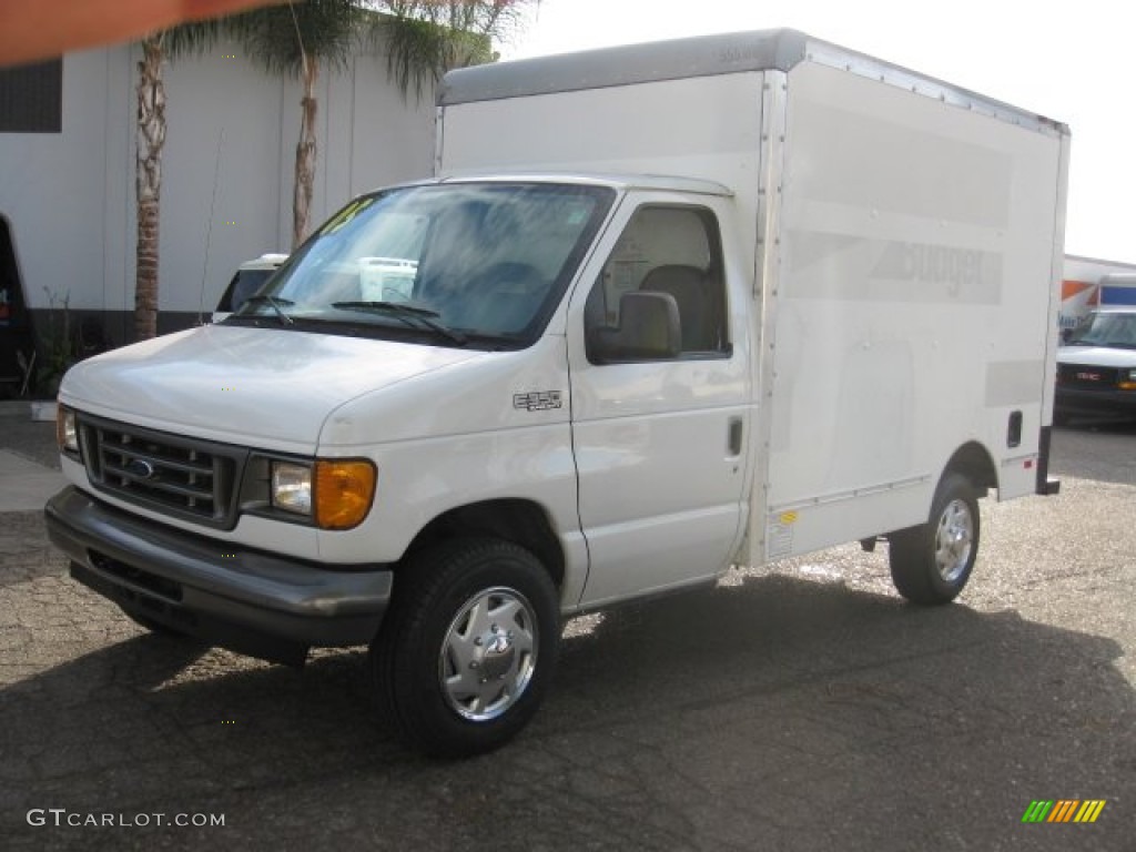Oxford White 2005 Ford E Series Cutaway E350 Commercial Moving Truck Exterior Photo #73584536