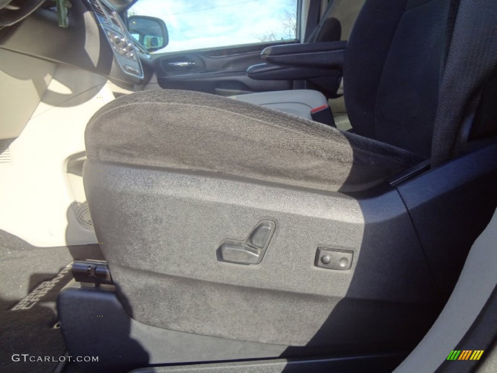 2012 Grand Caravan SXT - Dark Charcoal Pearl / Black/Light Graystone photo #16