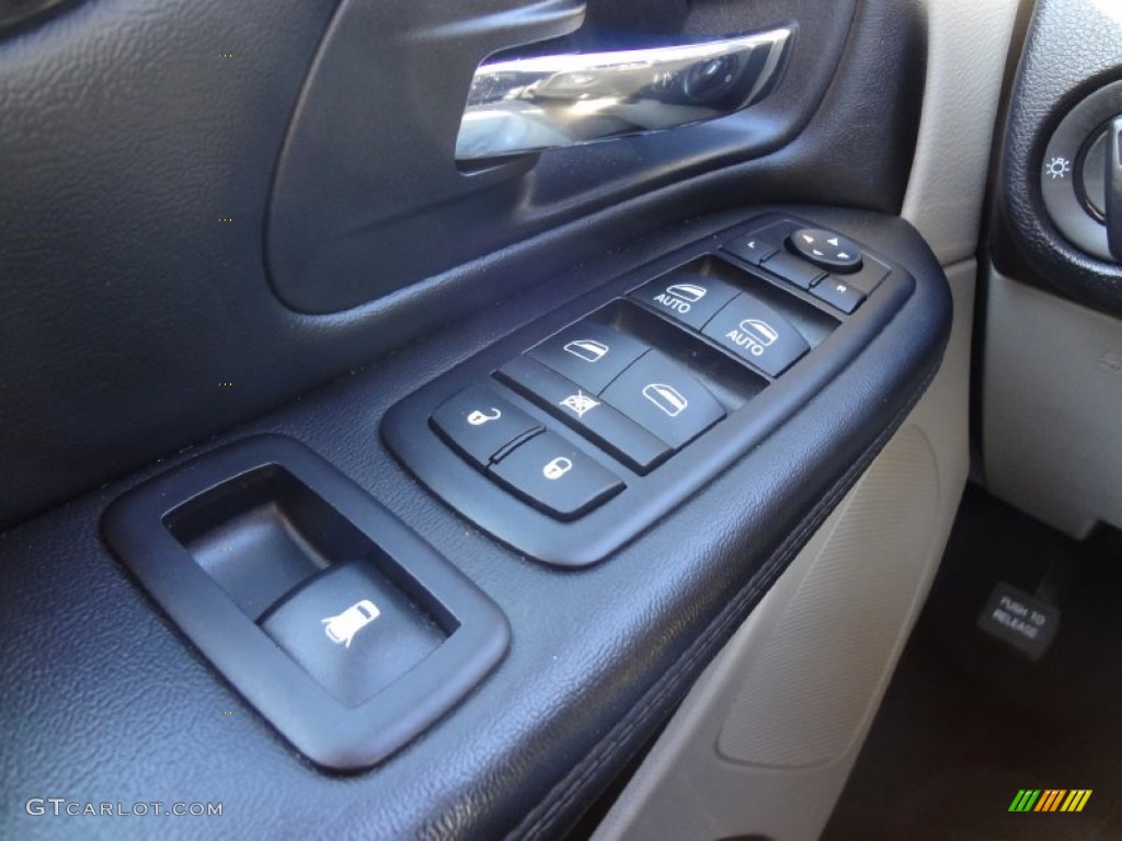 2012 Grand Caravan SXT - Dark Charcoal Pearl / Black/Light Graystone photo #32