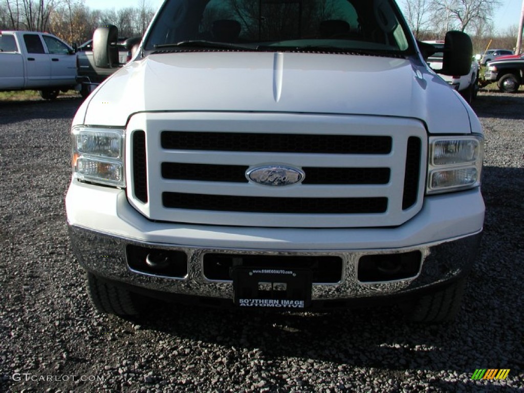 2005 F350 Super Duty XLT SuperCab 4x4 - Oxford White / Black photo #22