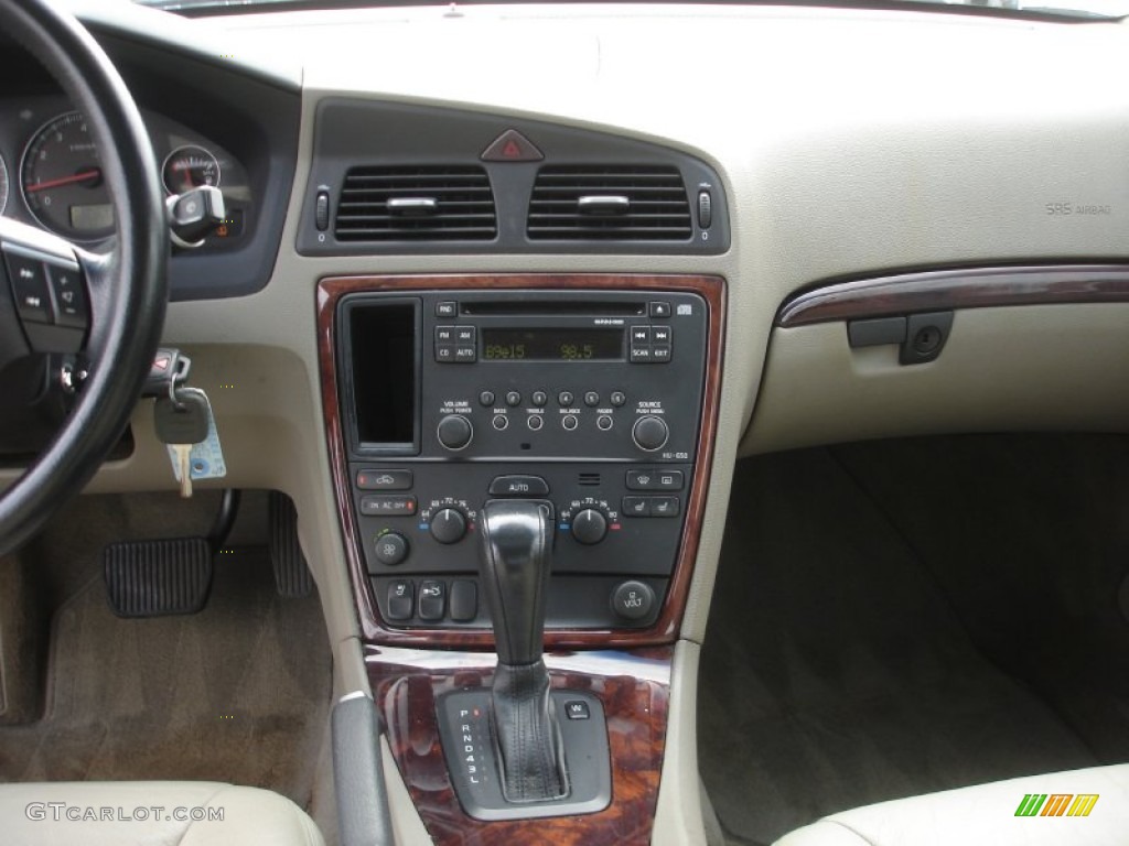2007 Volvo S60 2.5T Controls Photo #73597661