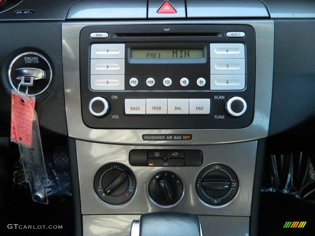 2008 Volkswagen Passat Turbo Sedan Controls Photo #73620064