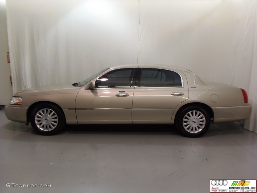 2004 Town Car Signature - Pueblo Gold Metallic / Light Parchment photo #5
