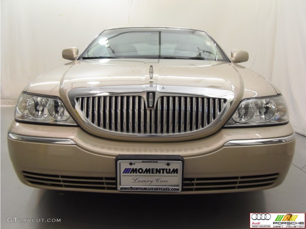 2004 Town Car Signature - Pueblo Gold Metallic / Light Parchment photo #17