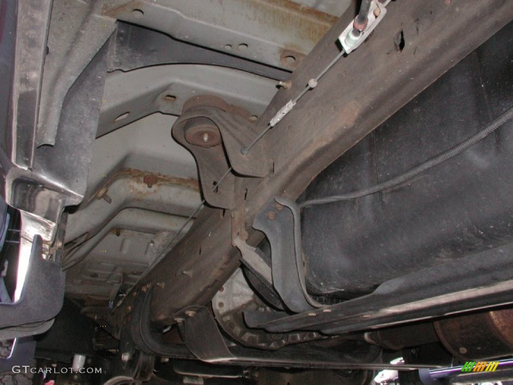 2005 Ford F250 Super Duty XLT Regular Cab 4x4 Undercarriage Photos