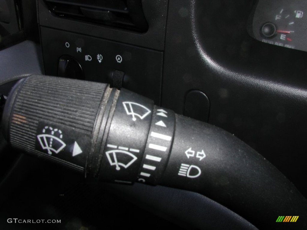 2005 Ford F250 Super Duty XLT Regular Cab 4x4 Controls Photo #73652010