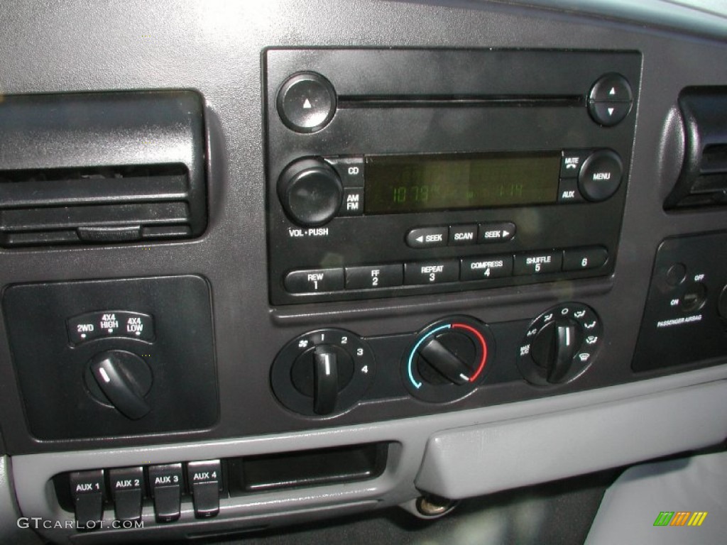 2005 Ford F250 Super Duty XLT Regular Cab 4x4 Controls Photo #73652133