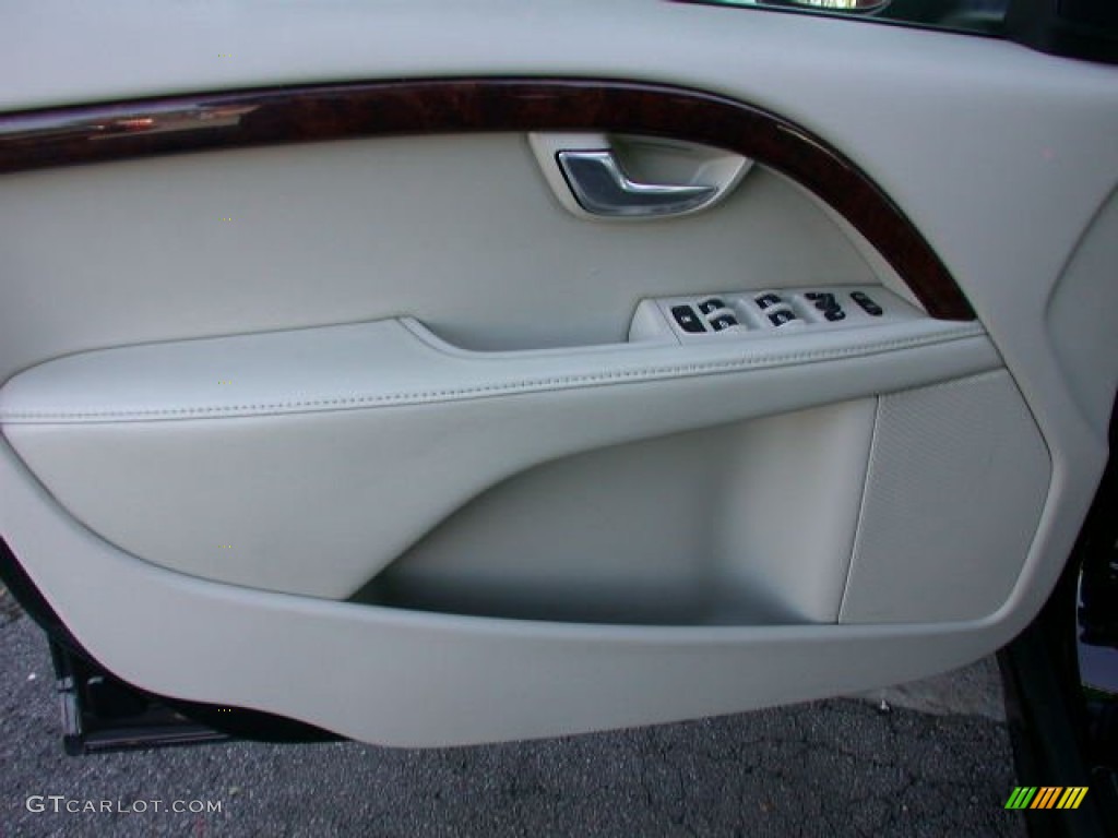 2010 Volvo S80 T6 AWD Sandstone Door Panel Photo #73659032