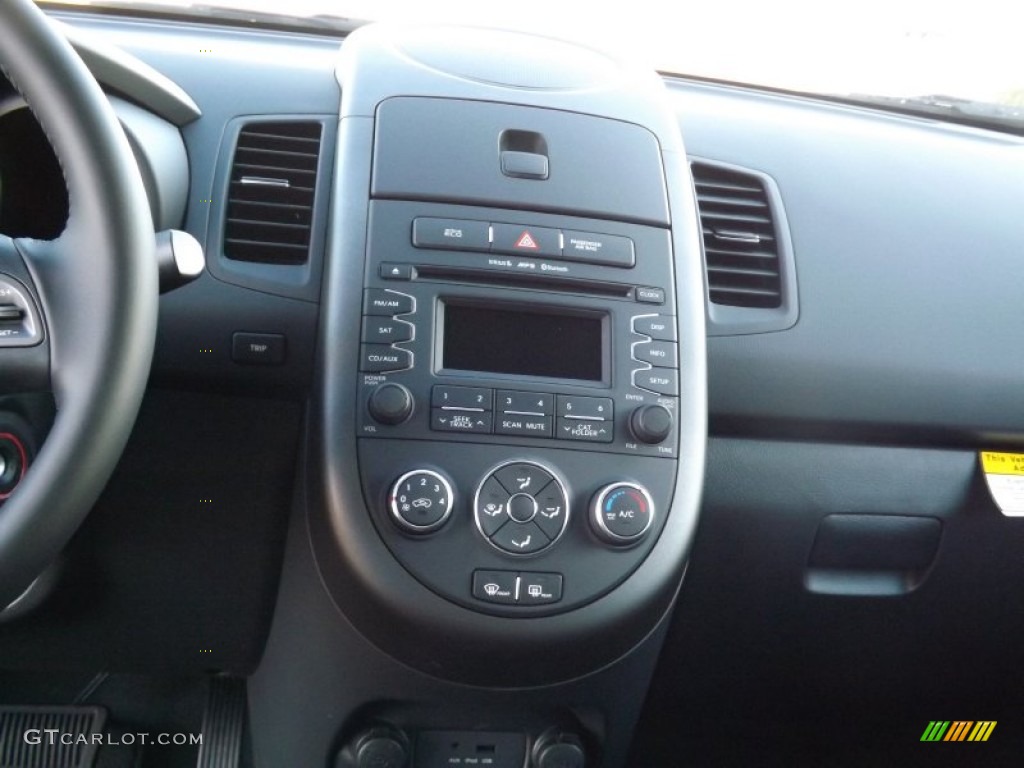 2013 Kia Soul + Controls Photo #73669026