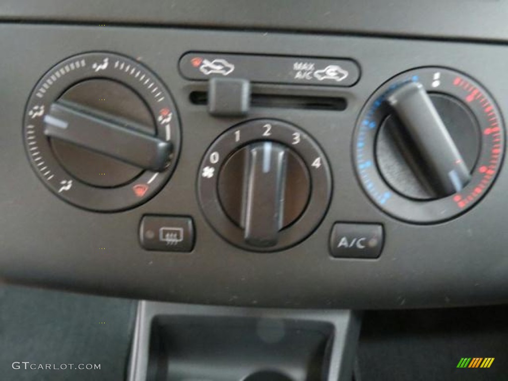 2010 Versa 1.8 SL Hatchback - Metallic Blue / Charcoal photo #15