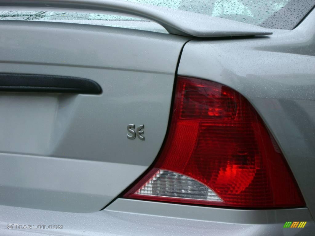 2002 Focus SE Sedan - CD Silver Metallic / Dark Charcoal photo #1