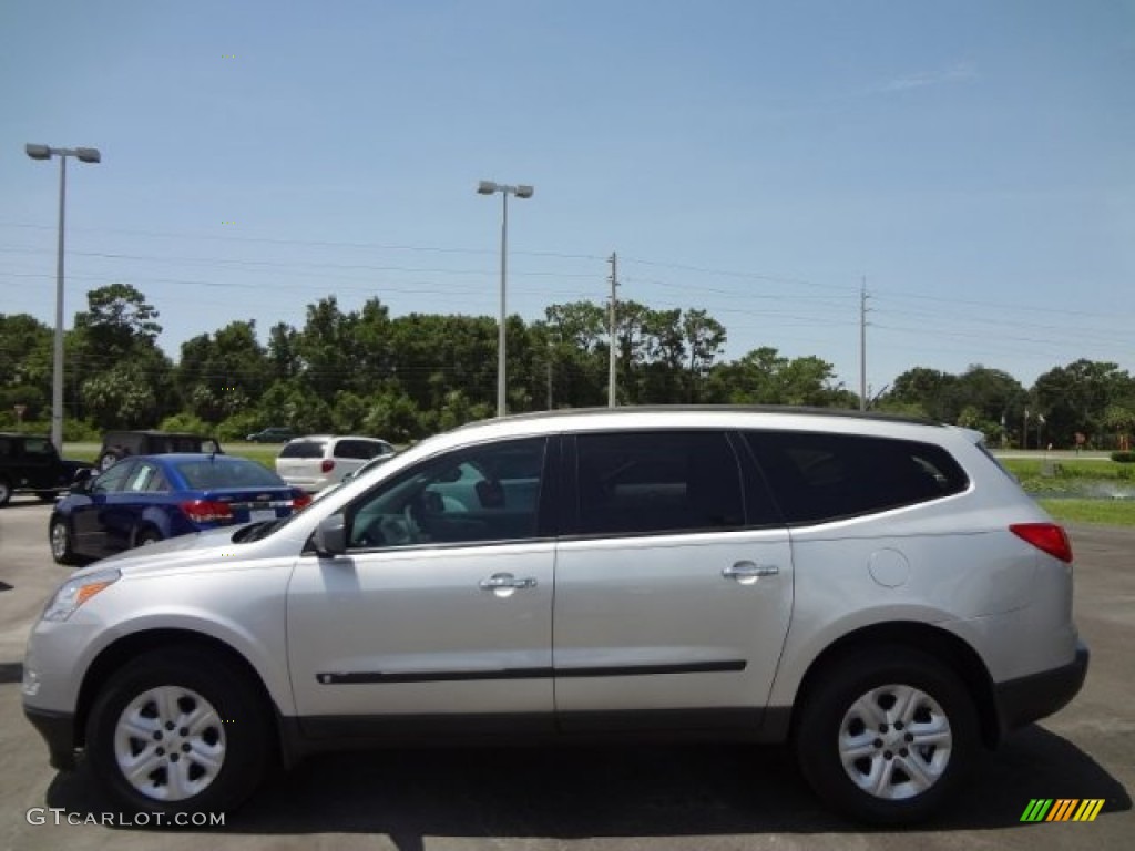 2010 Traverse LT - Silver Ice Metallic / Dark Gray/Light Gray photo #2