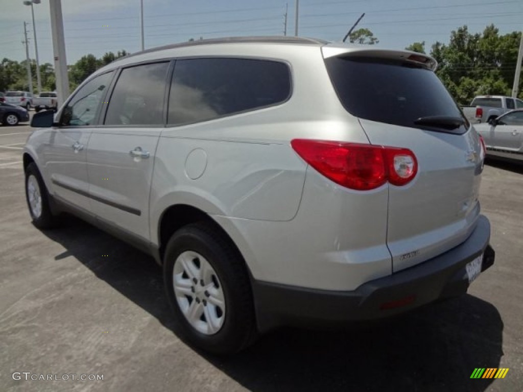 2010 Traverse LT - Silver Ice Metallic / Dark Gray/Light Gray photo #3