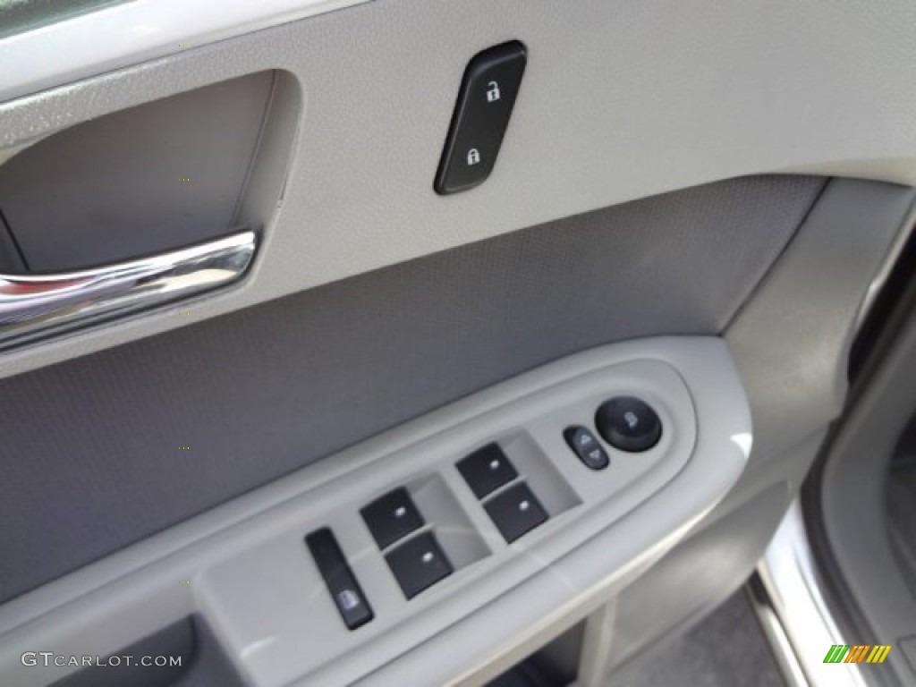 2010 Traverse LT - Silver Ice Metallic / Dark Gray/Light Gray photo #19