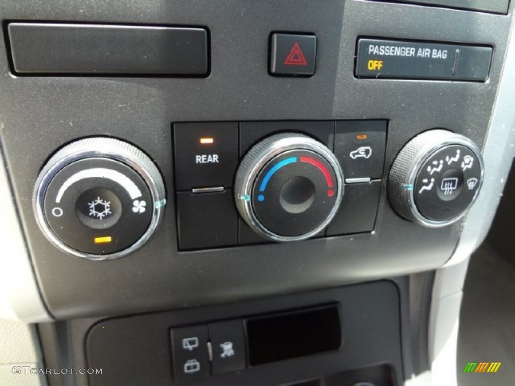 2010 Traverse LT - Silver Ice Metallic / Dark Gray/Light Gray photo #21