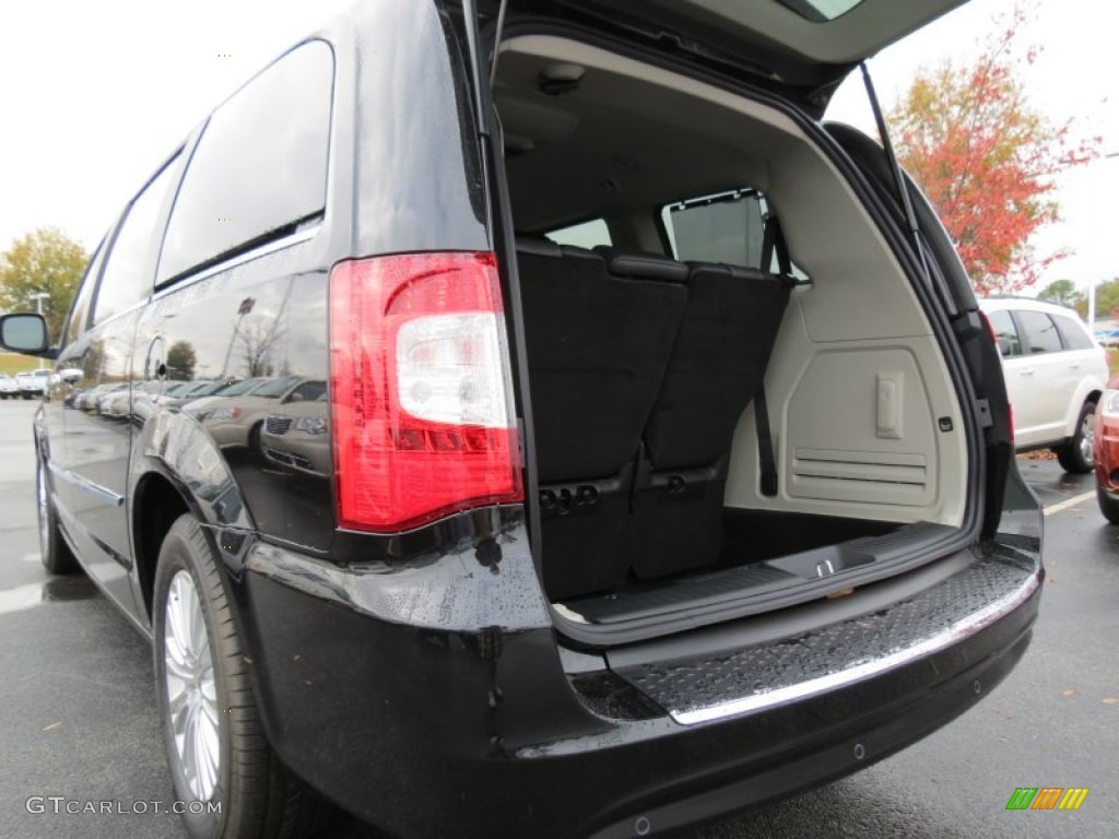 2013 Town & Country Touring - L - Brilliant Black Crystal Pearl / Black/Light Graystone photo #8
