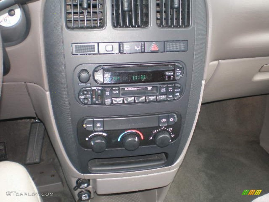 2002 Chrysler Voyager LX Controls Photo #73755031