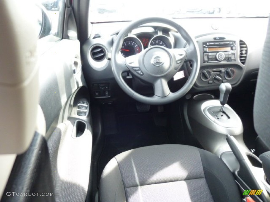 2013 Juke S AWD - Cayenne Red / Black/Silver Trim photo #15