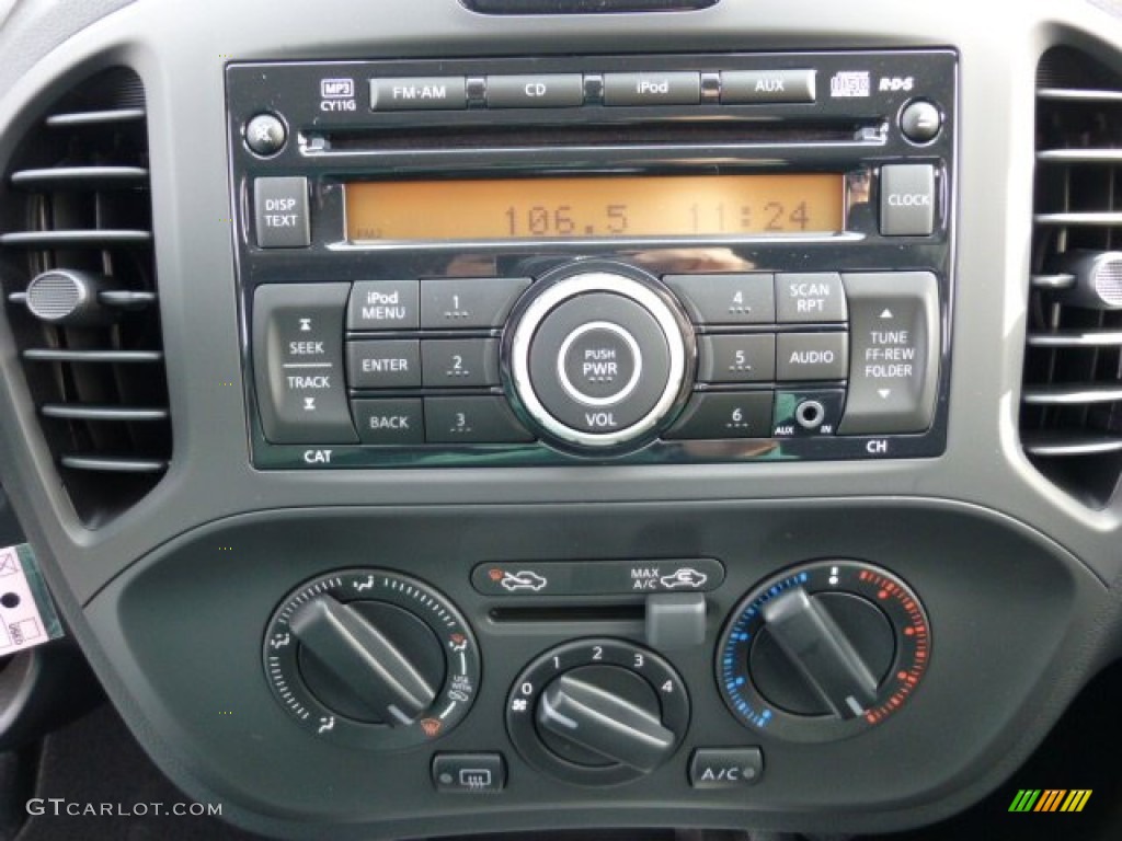 2013 Nissan Juke S AWD Controls Photo #73757633