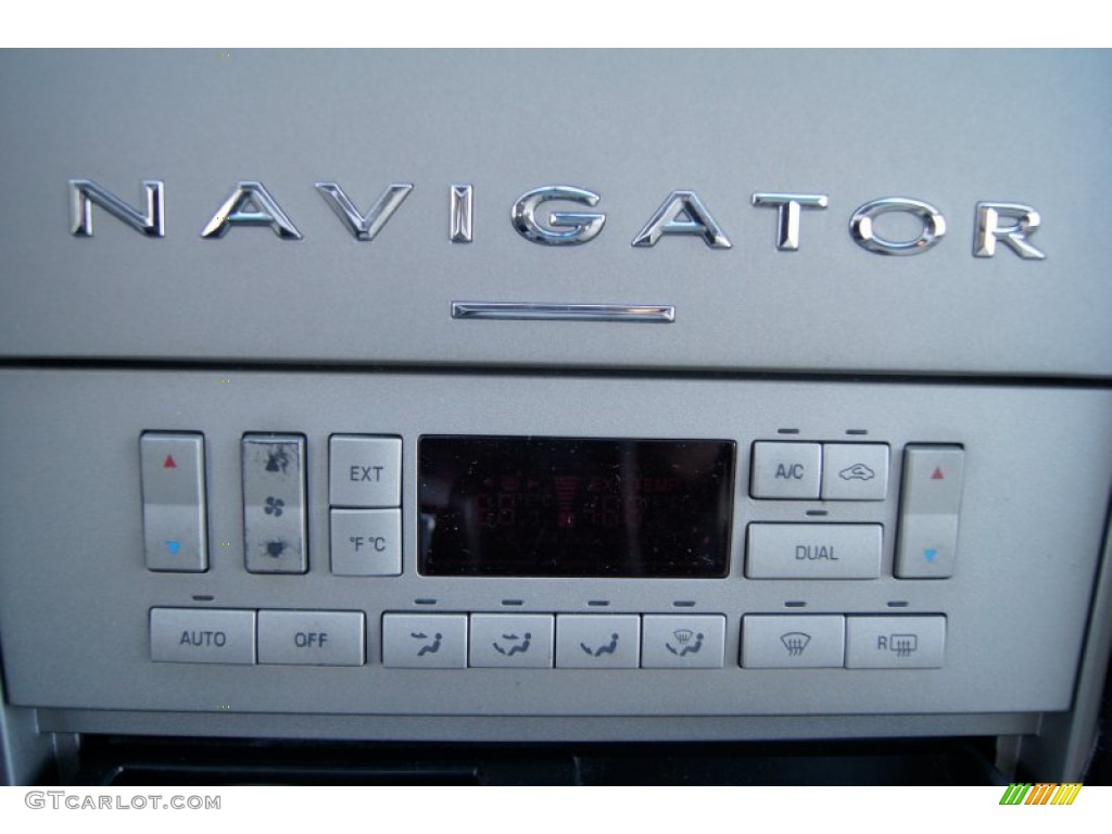 2003 Navigator Luxury 4x4 - Oxford White / Light Parchment photo #39