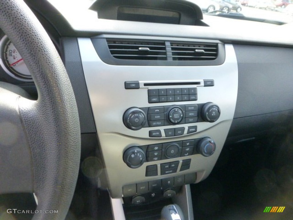 2010 Ford Focus SE Sedan Controls Photo #73778402