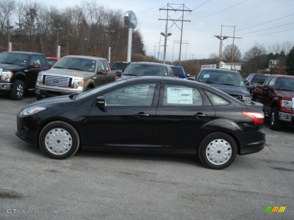 2013 Focus SE Sedan - Tuxedo Black / Medium Light Stone photo #5