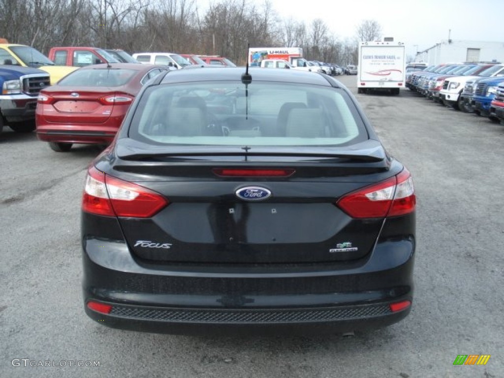 2013 Focus SE Sedan - Tuxedo Black / Medium Light Stone photo #7