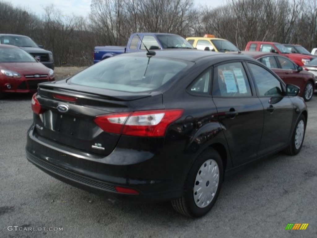 2013 Focus SE Sedan - Tuxedo Black / Medium Light Stone photo #8