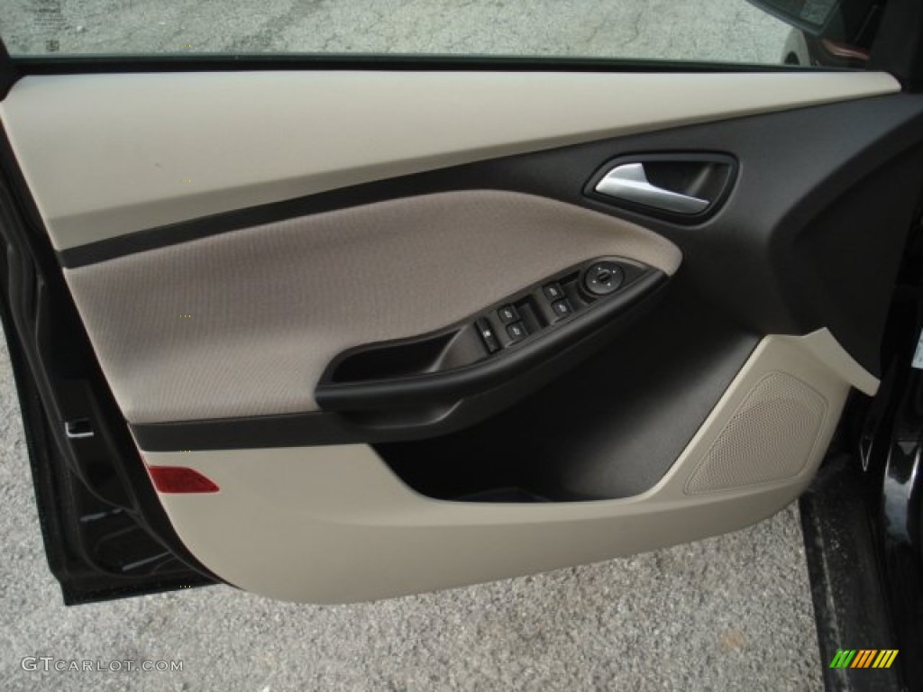 2013 Focus SE Sedan - Tuxedo Black / Medium Light Stone photo #12