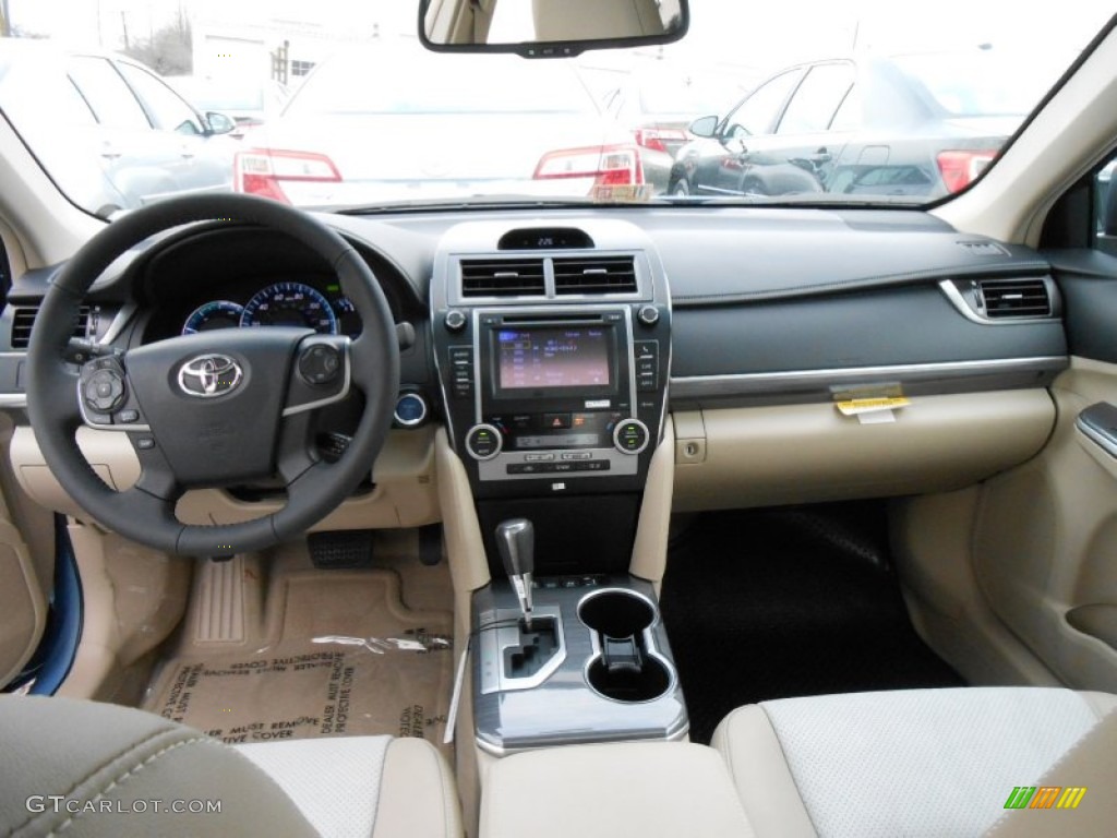 2012 Toyota Camry Hybrid XLE Dashboard Photos