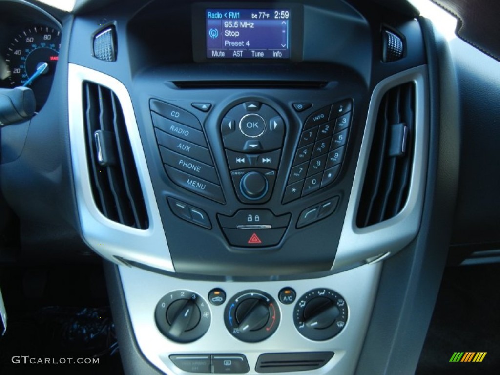 2013 Ford Focus SE Sedan Controls Photo #73812545